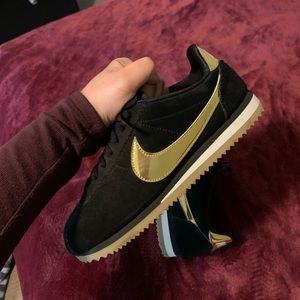 Black suede Cortez